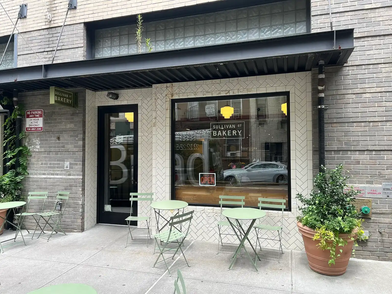 La otra Sullivan Street Bakery, la de Hell's Kitchen (calle 47 Oeste), con mesas en la acera; la del itinerario es la de Chelsea