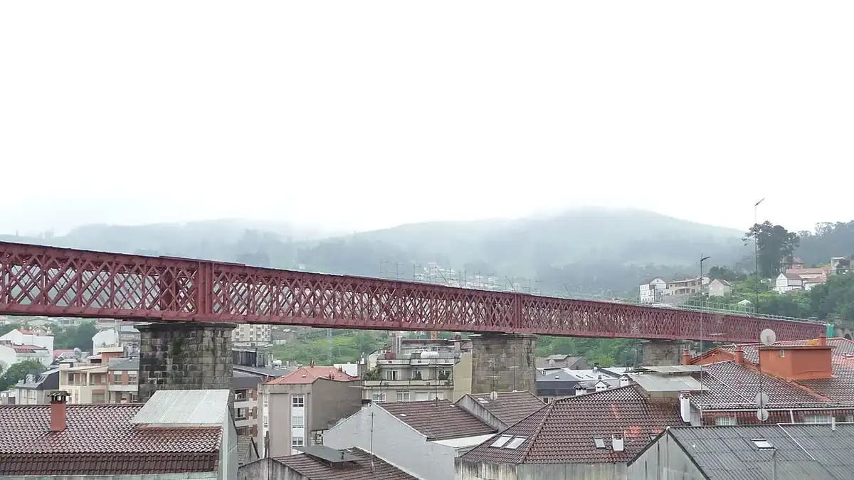 El viaducto del tren pasando por encima de los tejados de Redondela