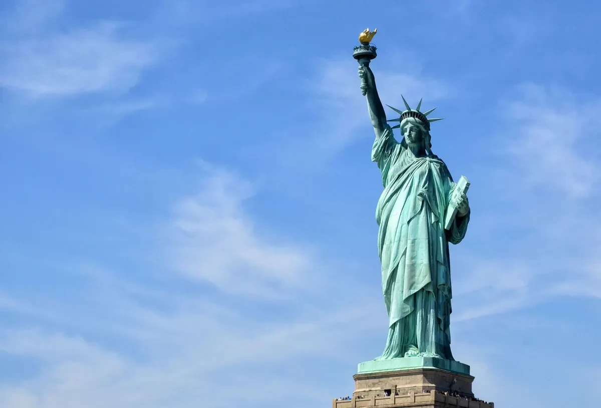 La Estatua de la Libertad bajo un cielo azul en Liberty Island
