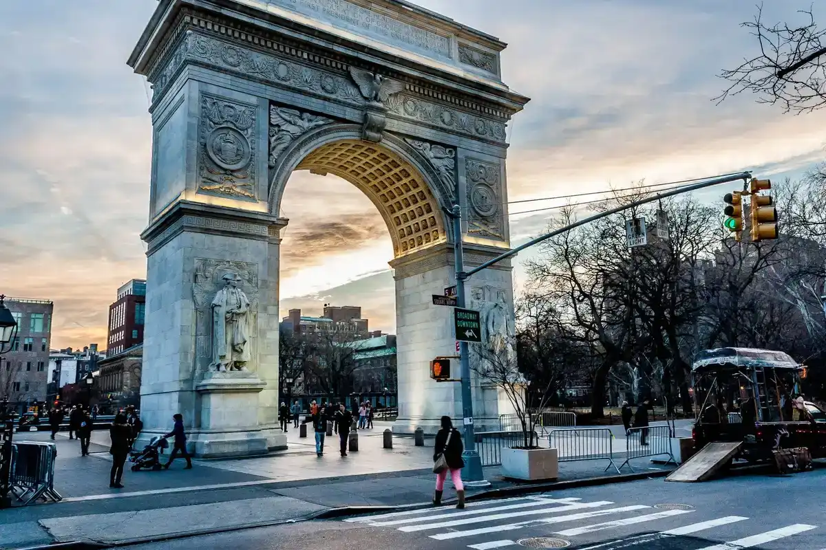 El arco de mármol de Washington Square Park al atardecer