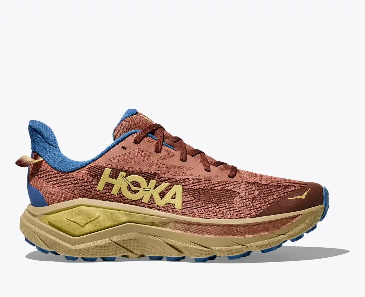 Zapatilla de trail Hoka con la suela gruesa amortiguada