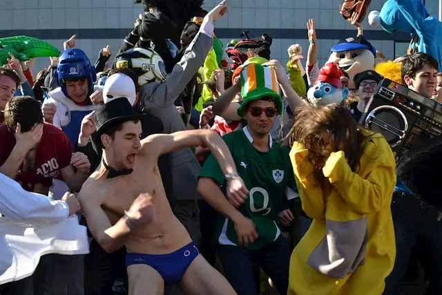 Gente disfrazada bailando el Harlem Shake, ejemplo de contenido viral efímero