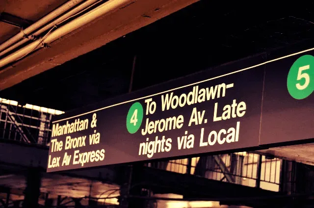 Bewegwijzering op een metroperron in New York, lijnen 4 en 5