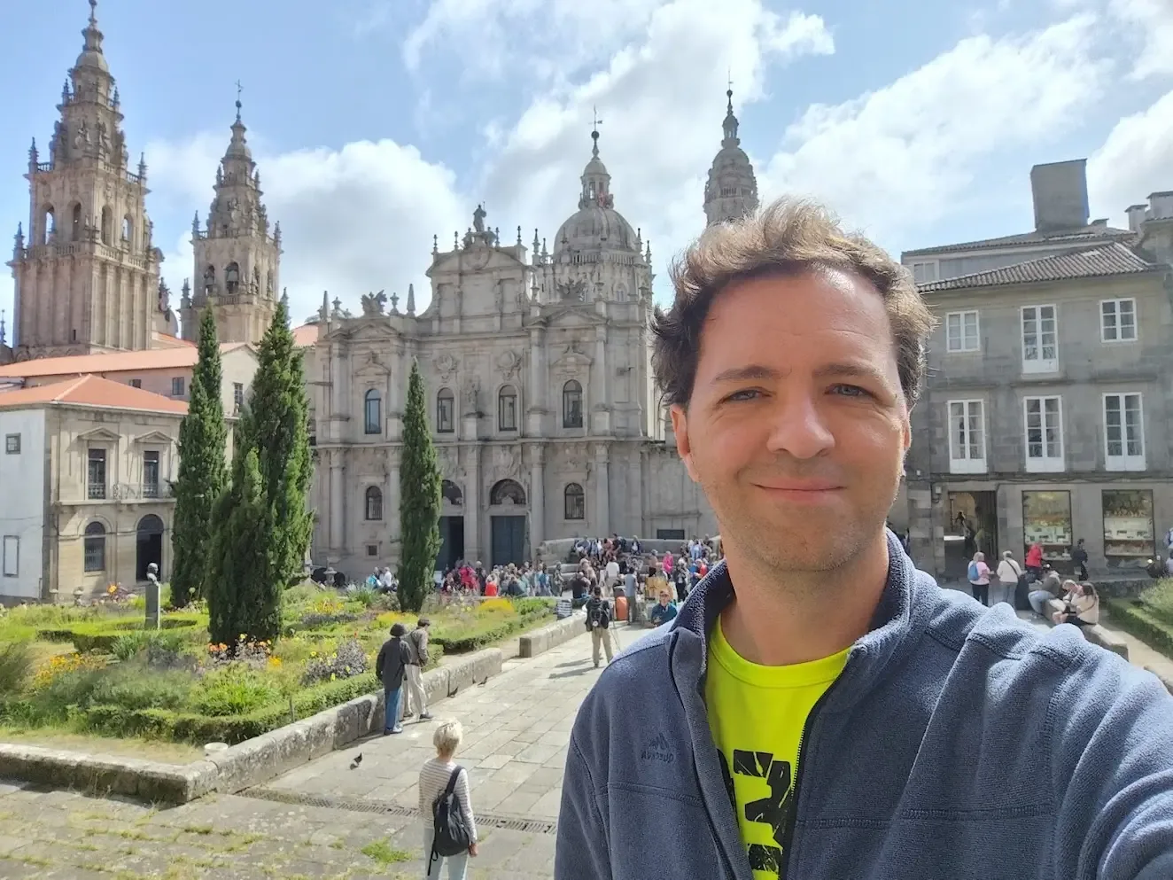 Selfie van Michiel Das met de kathedraal van Santiago de Compostela op de achtergrond