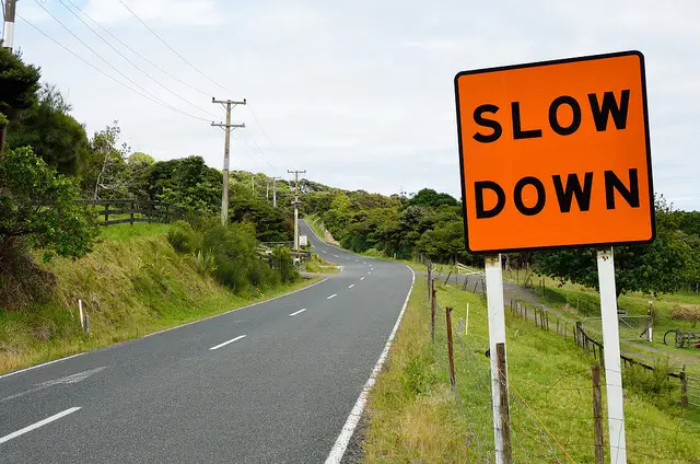 Señal de tráfico Slow Down, símbolo del movimiento slow