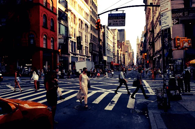 Peatones cruzando Broome Street en SoHo, Nueva York