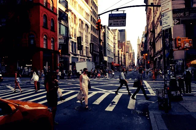 Voetgangers steken Broome Street over in SoHo, New York