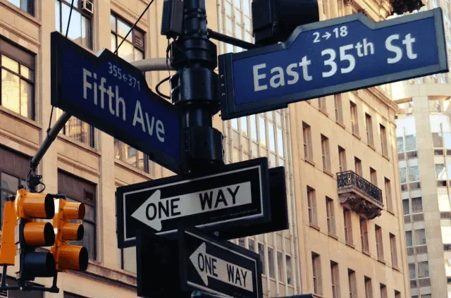 Straatnaamborden van Fifth Avenue en East 35th Street in New York