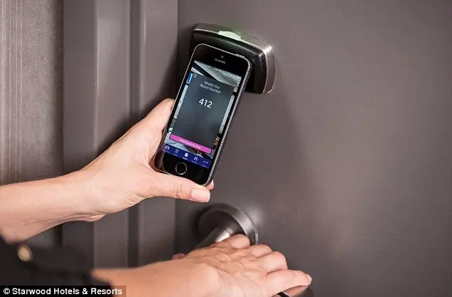 Apertura de la puerta de la habitación de hotel con el smartphone (Starwood)