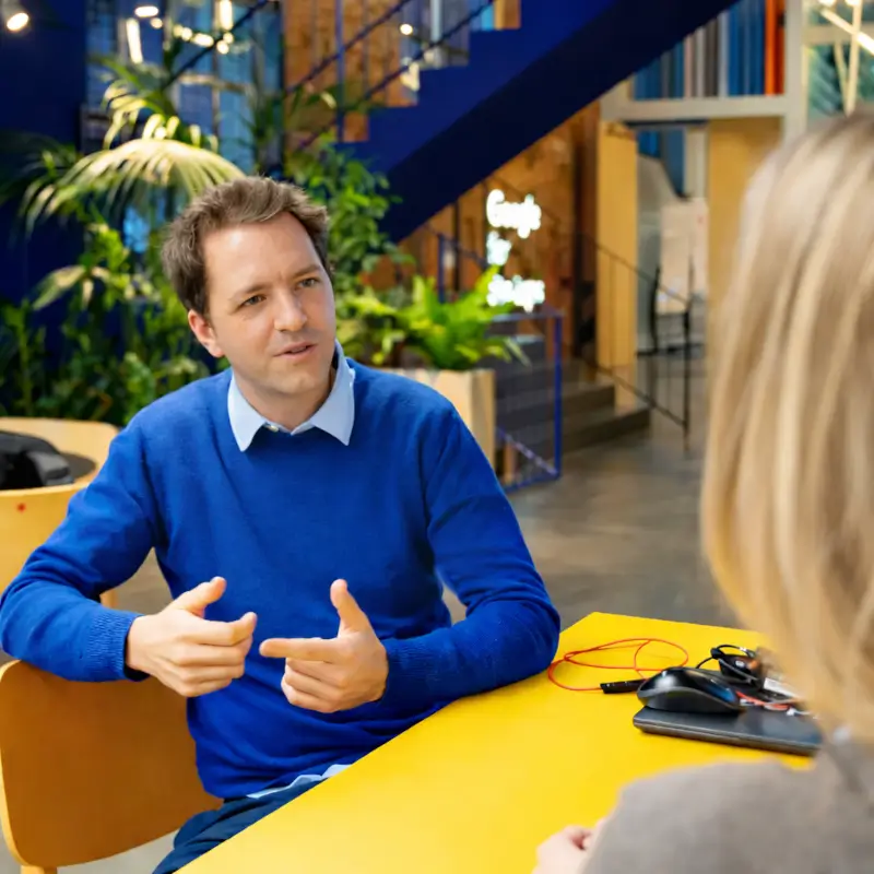 Michiel Das explicando una idea durante una reunión de trabajo