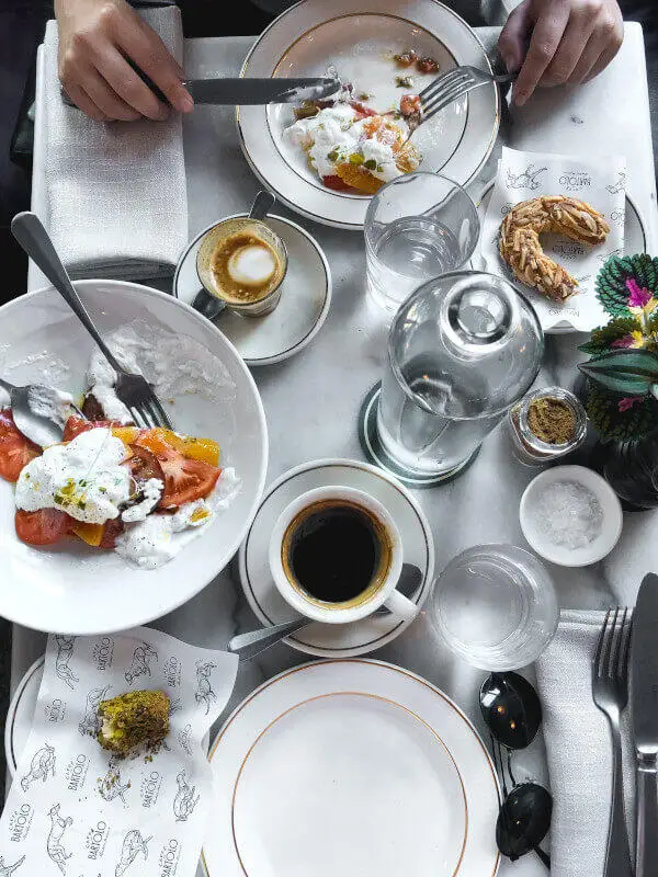 Mesa con platos y café después de una comida